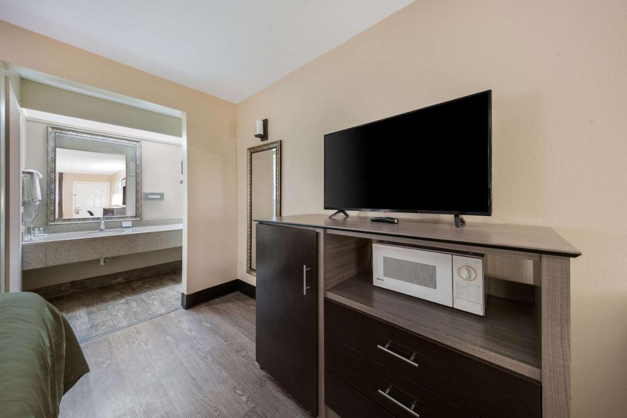 Quality Inn & Suites Garland - East Dallas Bagian luar foto