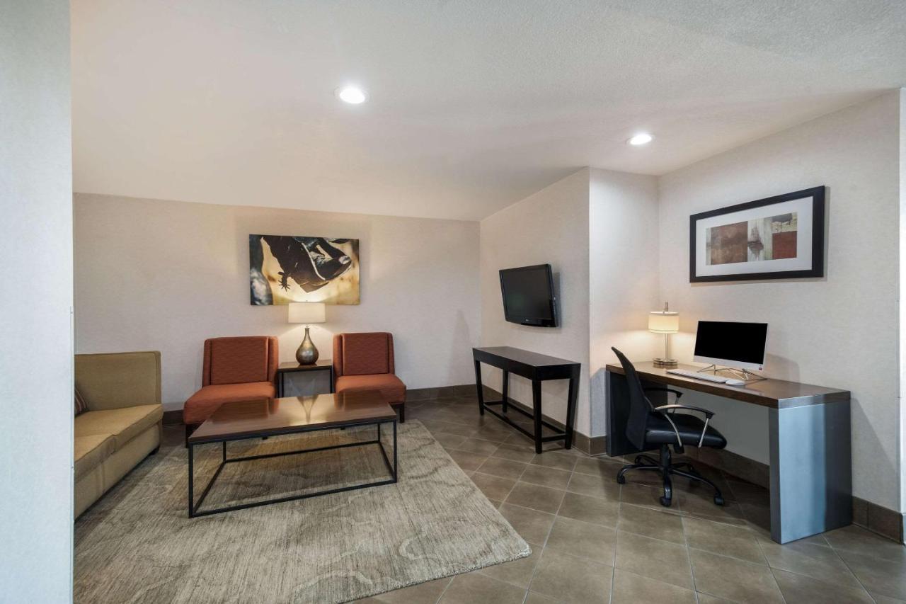Quality Inn & Suites Garland - East Dallas Bagian luar foto