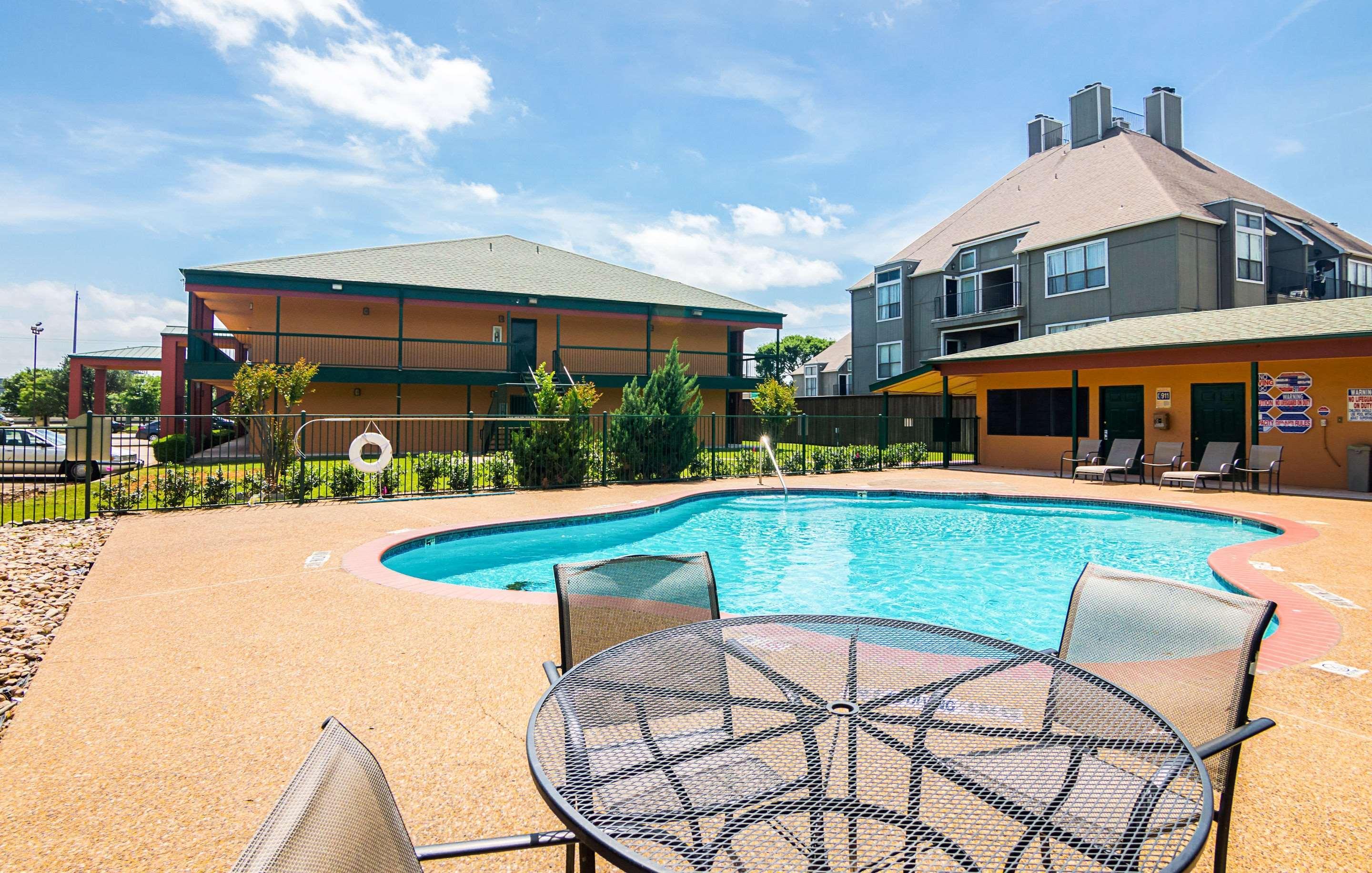 Quality Inn & Suites Garland - East Dallas Bagian luar foto